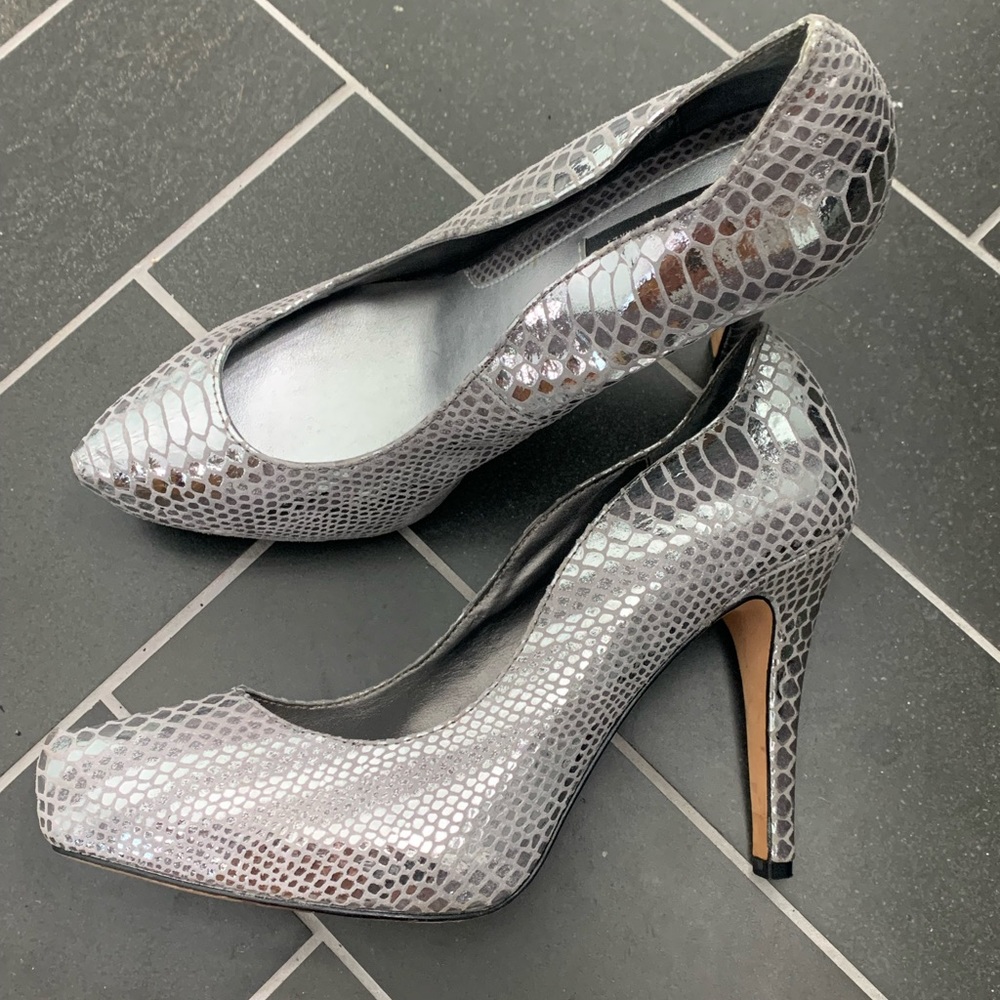 White House Black Market Pumps Size Snakeskin Metallic Heels Silver Size 8